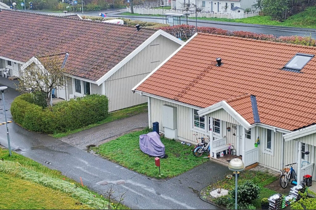 Ett rent tak ger ett vårdat intryck och gör så att taket håller längre. Boka oss för taktvätt i Uppsala!
