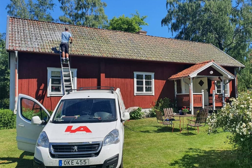 Priset för taktvätt på ett normalt villatak i Uppsala är några tusen kronor.